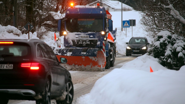 Truk saat membersihkan salju di jalanan Munich, Jerman. (Foto: REUTERS/Michael Dalder)