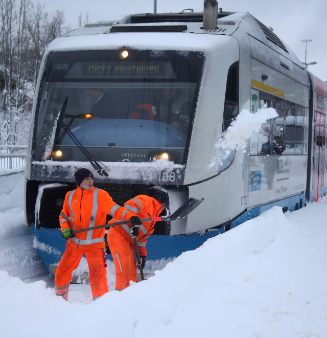 Petugas membersihkan jalur kereta di jalanan Munich, Jerman. (Foto: REUTERS/Michael Dalder)