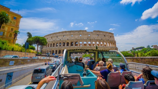 Berkunjung ke Colloseum, Roma dengan menggunakan bus hop on hop off (Foto: Shutter Stock)