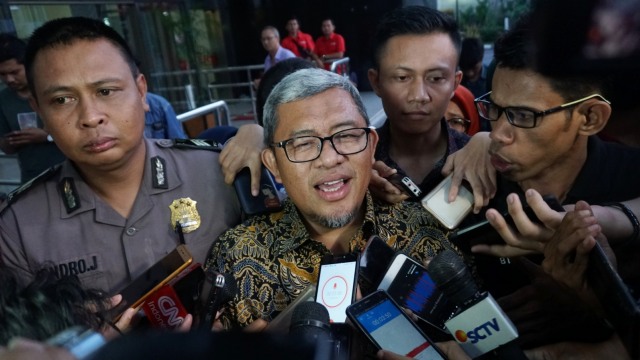 Mantan Gubernur Jawa Barat, Ahmad Heryawan usai menjalani pemeriksaan oleh penyidik KPK, Jakarta, Rabu (9/1). (Foto: Fanny Kusumawardhani/kumparan)