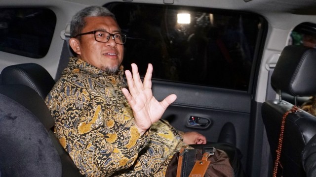 Mantan Gubernur Jawa Barat, Ahmad Heryawan usai menjalani pemeriksaan oleh penyidik KPK, Jakarta, Rabu (9/1). Foto: Fanny Kusumawardhani/kumparan