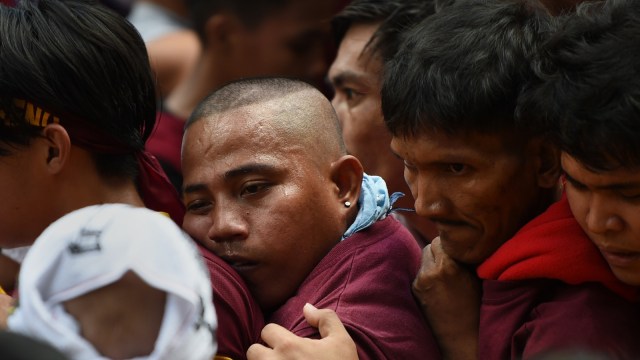 Jutaan umat katolik Filipina memadati prosesi keagamaan Balck Nazarane di Manila, Filipina, (9/1).  (Foto: AFP/TED ALJIBE)