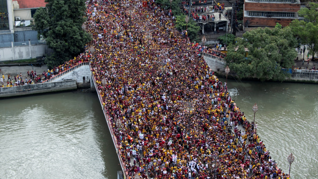 Jutaan umat Katolik Filipina memadati prosesi keagamaan untuk menghormati Black Nazarane di Manila, Filipina, (9/1).  (Foto: AFP/Noel CELIS)