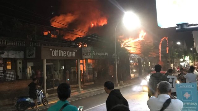 Kebakaran di kawasan Artshop Seminyak, Bali  (Foto: Denita Br Matondang/kumparan)