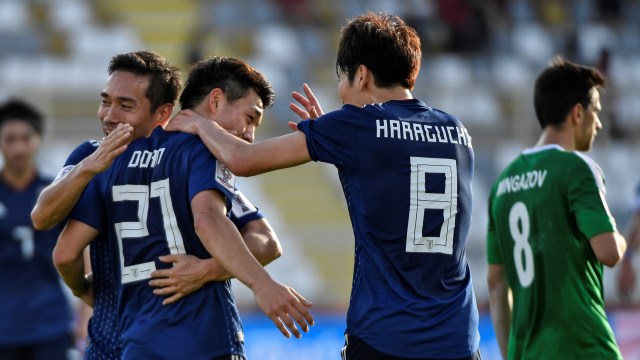 Pemain-pemain Jepang rayakan gol ke gawang Turkmenistan. (Foto: Khaled DESOUKI / AFP)