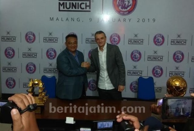 Milomir Seslija Resmi Diperkenalkan Sebagai Pelatih Baru Arema FC
