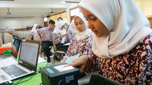 Pelajar mengikuti perekaman e-KTP di Jakarta. Foto: Iqbal Firdaus/kumparan