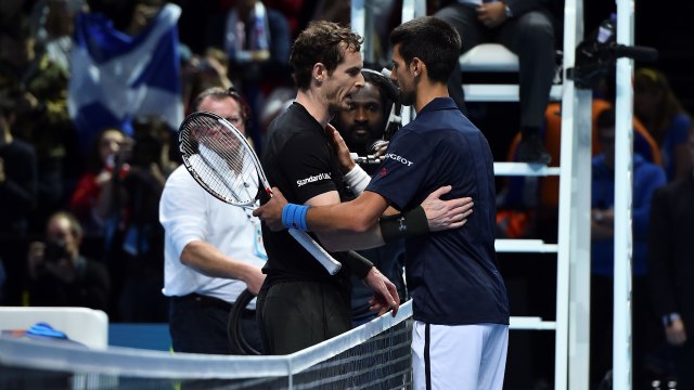 Murray dan Djokovic usai final ATP World Tour Finals 2016. (Foto: Glyn KIRK / AFP)