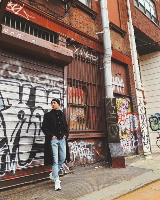 Suho saat berada di Brooklyn, Amerika Serikat. (Foto: Instagram @kimjuncotton)