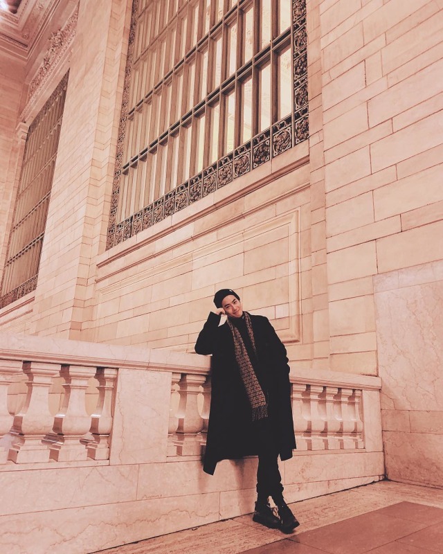 Suho tampak berpose di salah satu bangunan klasik di New York, Amerika Serikat. (Foto: Instagram @kimjuncotton)