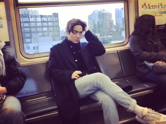 Suho naik kereta saat berada di New York, Amerika Serikat. (Foto: Instagram @kimjuncotton)