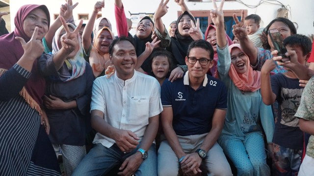 Sandiaga Uno berfoto bersama warga Tambora, jakarta (10/1). (Foto: Jamal Ramadhan)