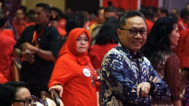 Ketua MPR Zulkifli Hasan (kanan) saat menghadiri perayaan HUT ke-46 PDI Perjuangan di JIExpo Kemayoran, Jakarta, Kamis (10/1). (Foto: Nugroho Sejati/kumparan)