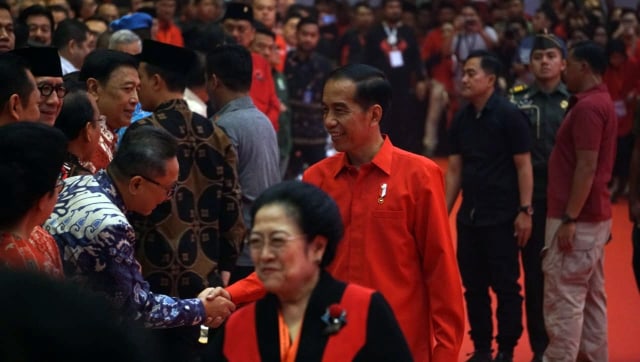 Joko Widodo dan Megawati Soekarnoputri (tengah) saat menghadiri perayaan HUT ke-46 PDI Perjuangan di JIExpo Kemayoran, Jakarta, Kamis (10/1). (Foto: Nugroho Sejati/kumparan)