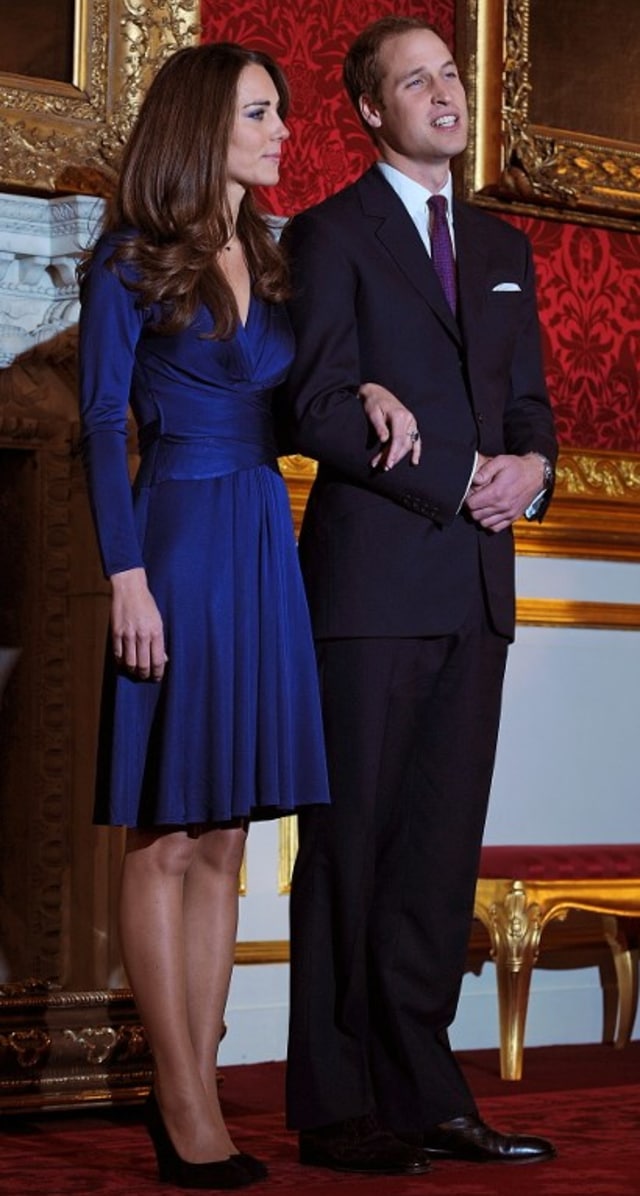 Kate Middleton dan Pangeran William saat Mengumumkan Pertunangan. (Foto: Ben Stansall/ AFP)