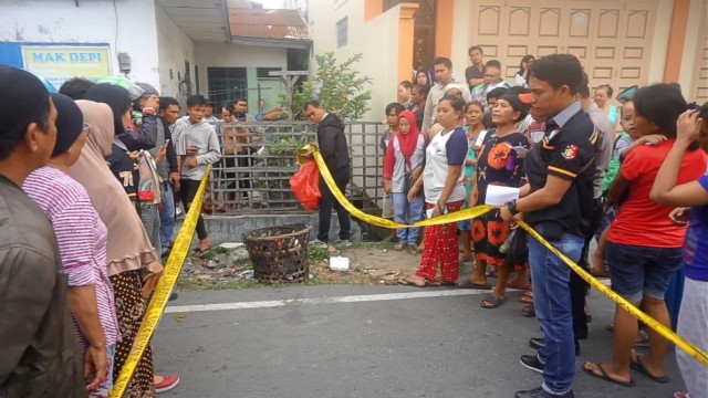 Polisi memasang police line di Tempat Kejadian Perkara (TKP) penemuan bayi perempuan di Medan, Kamis (10/1)  (Foto: dok. Istimewa)
