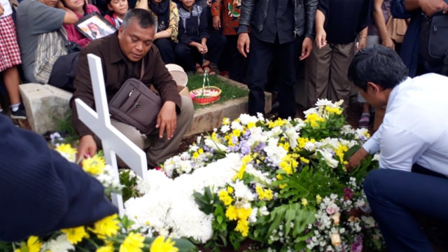 Suasana pemakaman korban penusukan di Bogor, Andriana, di Kompleks Makam Amal Penguburan Katolik Gereja Santa Odilia Bandung, Cimuncang, Bandung. (Foto: Kumparan)