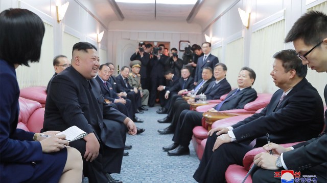 Pemimpin Korea Utara Kim Jong Un (kiri) saat berkunjung ke Beijing. (Foto: Kantor Berita Pusat Korea (KCNA)/Reuters)