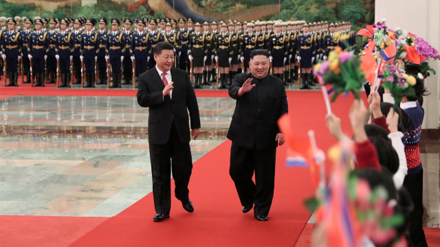 Pemimpin Korea Utara Kim Jong Un bersama Presiden Cina Xi Jinping. (Foto: Kantor Berita Pusat Korea (KCNA)/Reuters)