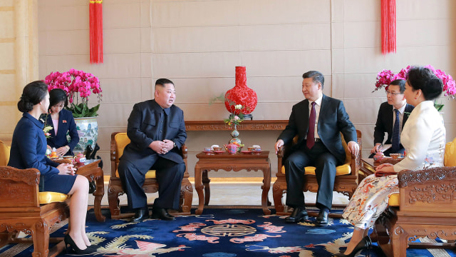 Pemimpin Korea Utara Kim Jong Un bersama Presiden Cina Xi Jinping. (Foto: Kantor Berita Pusat Korea (KCNA)/Reuters)