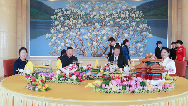 Pemimpin Korea Utara Kim Jong Un dan istrinya Ri Sol Ju bertemu dengan Presiden Tiongkok Xi Jinping dan istrinya Peng Liyuan di Beijing. (Foto: Kantor Berita Pusat Korea (KCNA)/Reuters)