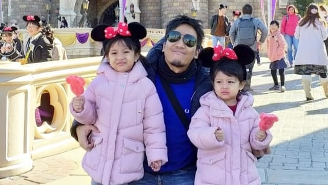 Desta dan dua anaknya liburan ke Jepang. (Foto: Instagram @desta80s)