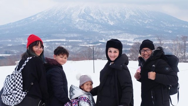 Mona Ratuliu dan keluarga di Jepang. (Foto: Instagram @monaratuliu)