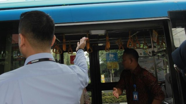 Dinas Perbuhubungan Aceh memasang Closed Circuit Television (CCTV) di dalam Bus Trans Koetaradja.  (Foto: Zuhri Noviandi/kumparan)