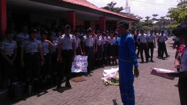 Taruna SMK Pelayaran Berdemo Tuntut Yayasan Penuhi Kewajiban. (Foto: Afiati Tsalitsati/kumparan)