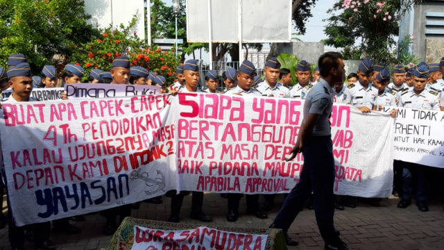 Taruna SMK Pelayaran Berdemo Tuntut Yayasan Penuhi Kewajiban. (Foto: Afiati Tsalitsati/kumparan)
