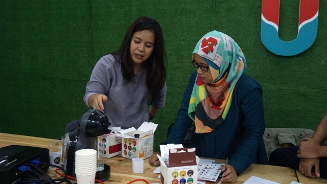 Proses penggunaan Nescafe Dolce Gusto. (Foto: Adham Rizqy/kumparan)