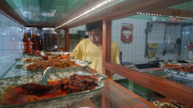 Suasana Rumah Makan Wahteg dikawasan Grogol, Jakarta Barat. (Foto: Iqbal Firdaus/kumparan)