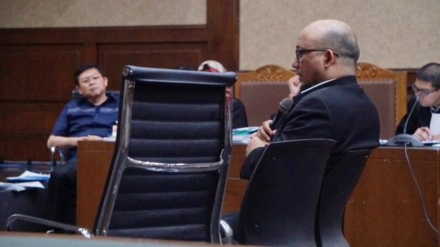 Penyidik Komisi Pemberantasan Korupsi (KPK) Novel Baswedan bersaksi dalam kasus merintangi penyidikan KPK dengan terdakwa advocat Lucas di Pengadilan Tipikor Jakarta, Kamis (10/1/2019). (Foto: Irfan Adi Saputra/kumparan)