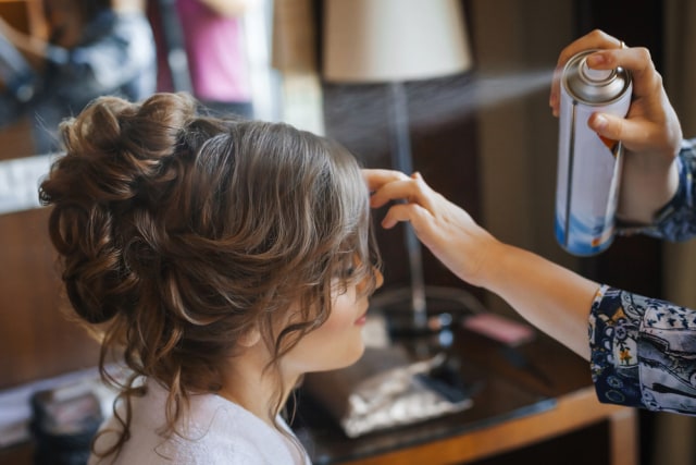 Menata rambut di hari pernikahan. (Foto: Shutterstock)