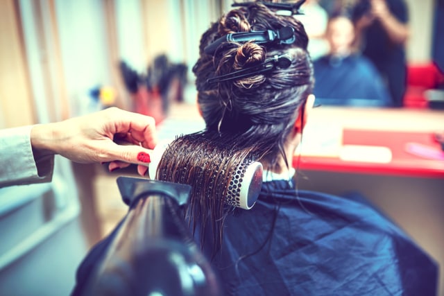 Mencoba bereksperimen dengan rambut. (Foto: Shutterstock)