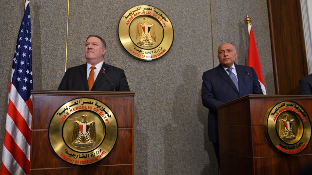 Menteri Luar Negeri AS Mike Pompeo dan Menteri Luar Negeri Mesir Sameh Shoukry di Kairo, Mesir. (Foto: Andrew Caballero-Reynolds/Pool via REUTERS)