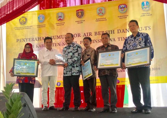 Kementerian ESDM Salurkan Bantuan Sumur Bor Air Dalam dan PJU-TS di Ngawi