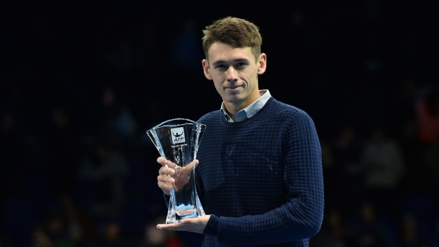 Alex de Minaur saat menerima penghargaan pendatang baru terbaik ATP 2018. (Foto: AFP/Glyn Kirk)