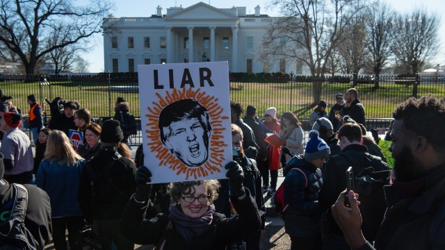 Pekerja serikat berdemonstrasi di depan Gedung Putih, Washington DC. (Foto: NICHOLAS KAMM / AFP)