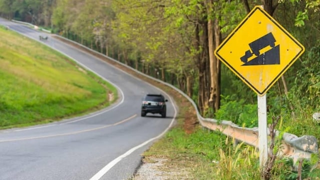 Ilustrasi jalan menurun. (Foto: www.tacomadodge.com)