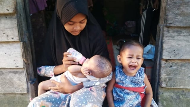 Andini, gadis berusia 14 tahun yang menafkahi dua adiknya yang masih berusia di bawah tiga tahun.  (Foto: Dok. Selasar Riau)