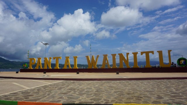 Pantai Wainitu di Ambon yang direvitalisasi Kementerian PUPR. (Foto: Darin Atiandina/kumparan)