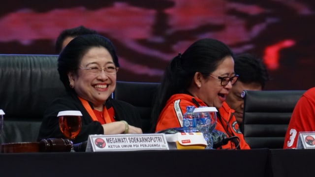 Ketum PDIP Megawati Soekarnoputri (kiri) dan Puan Maharani di Penutupan Rakornas.  Foto: Iqbal Firdaus/kumparan