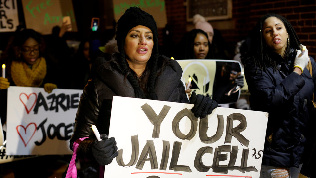 Aksi dukungan terhadap korban pelecehan seksual oleh R. Kelly di Chicago. (Foto: REUTERS/Joshua Lott)