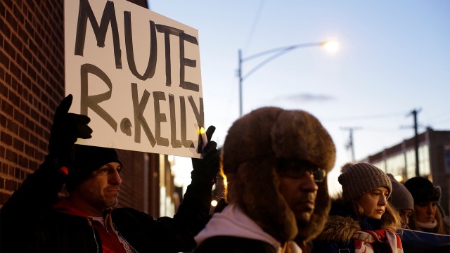 Aksi dukungan terhadap korban pelecehan seksual oleh R. Kelly di Chicago. (Foto: REUTERS/Joshua Lott)