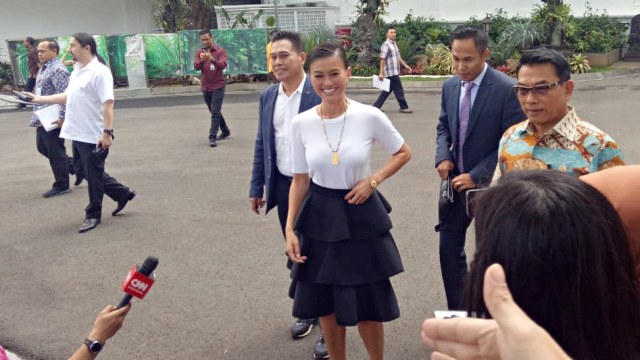 Agnes Monica usai bertemu dengan Presiden Jokowi di Istana Merdeka, Jakarta. (Foto: Rian/kumparan)