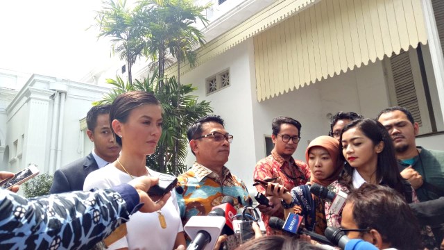 Agnes Monica memaparkan penjelasan kepada awak media terkait pertemuan dengan Presiden Jokowi di Istana Merdeka, Jakarta. (Foto: Rian/kumparan)