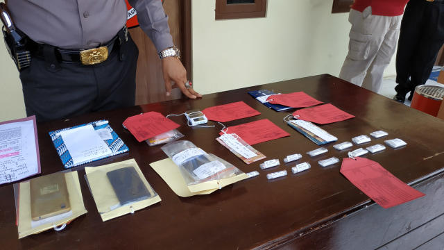 Barang bukti yang ditemukan oleh petugas Polsek Genuk Polrestabes Semarang, Polda Jawa Tengah.  (Foto: Afiati Tsalitsati/kumparan)