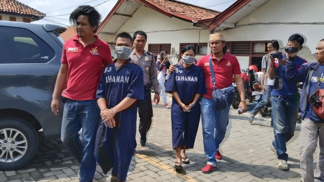 Petugas Polsek Genuk Polrestabes Semarang, Polda Jawa Tengah, meringkus dua pengedar sabu. (Foto: Afiati Tsalitsati/kumparan)