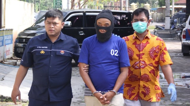 Seorang pria asal Jepara ditangkap Polisi saat hendak jual burung Cenderawasih (11/1). (Foto: DOK. Humas Polres Bantul)